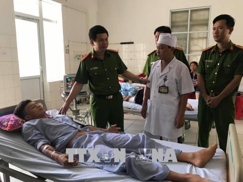 Thăm hỏi chiến sỹ Cảnh sát PCCC dũng cảm cứu du khách bị đuối nước ảnh 1